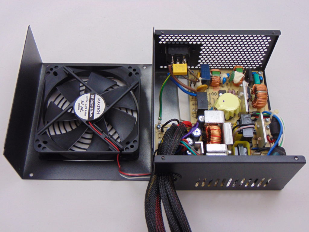 Solid Gear Neutron 550W Power Supply Opened Up
