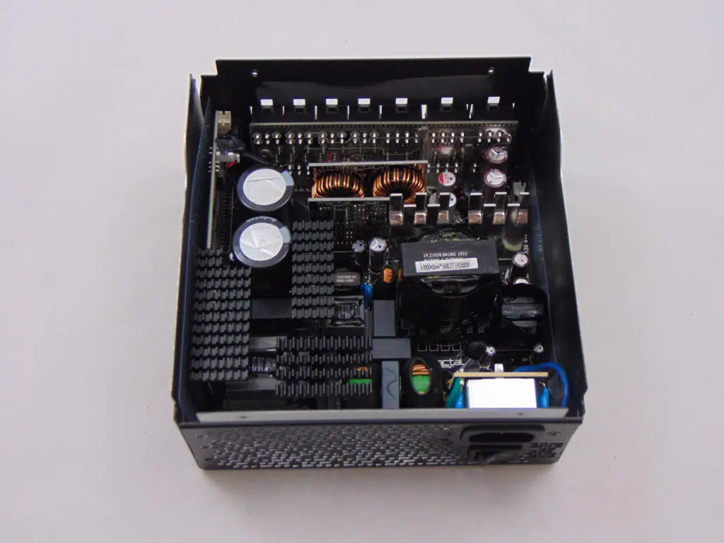 Fractal Design ION+ 560P Internal view