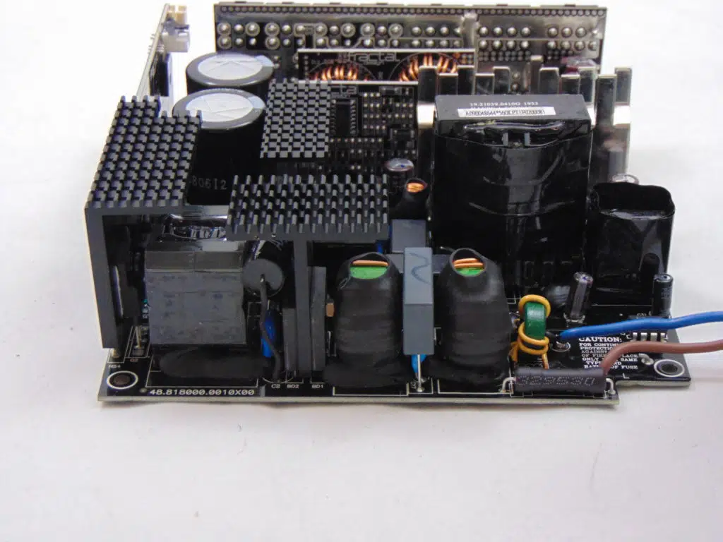 Fractal Design ION+ 560P Internals