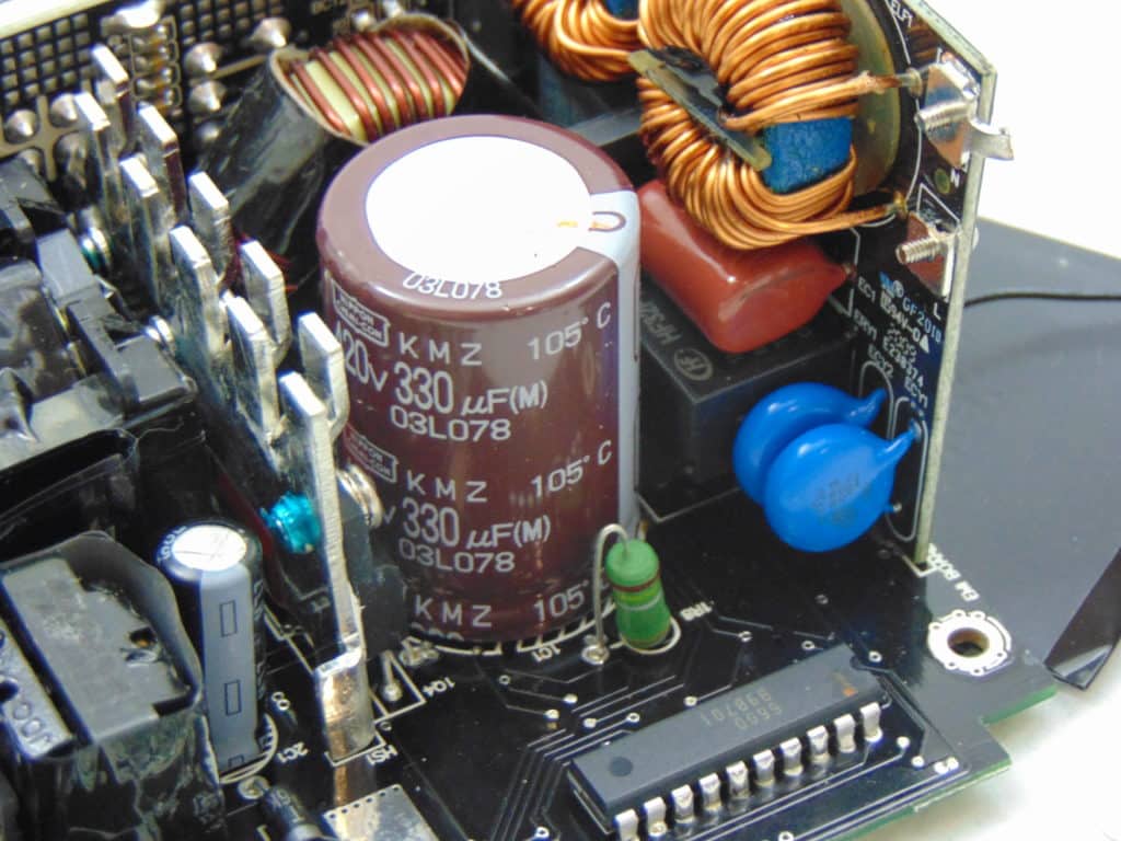FSP DAGGER PRO 550W SFX Power Supply capacitors