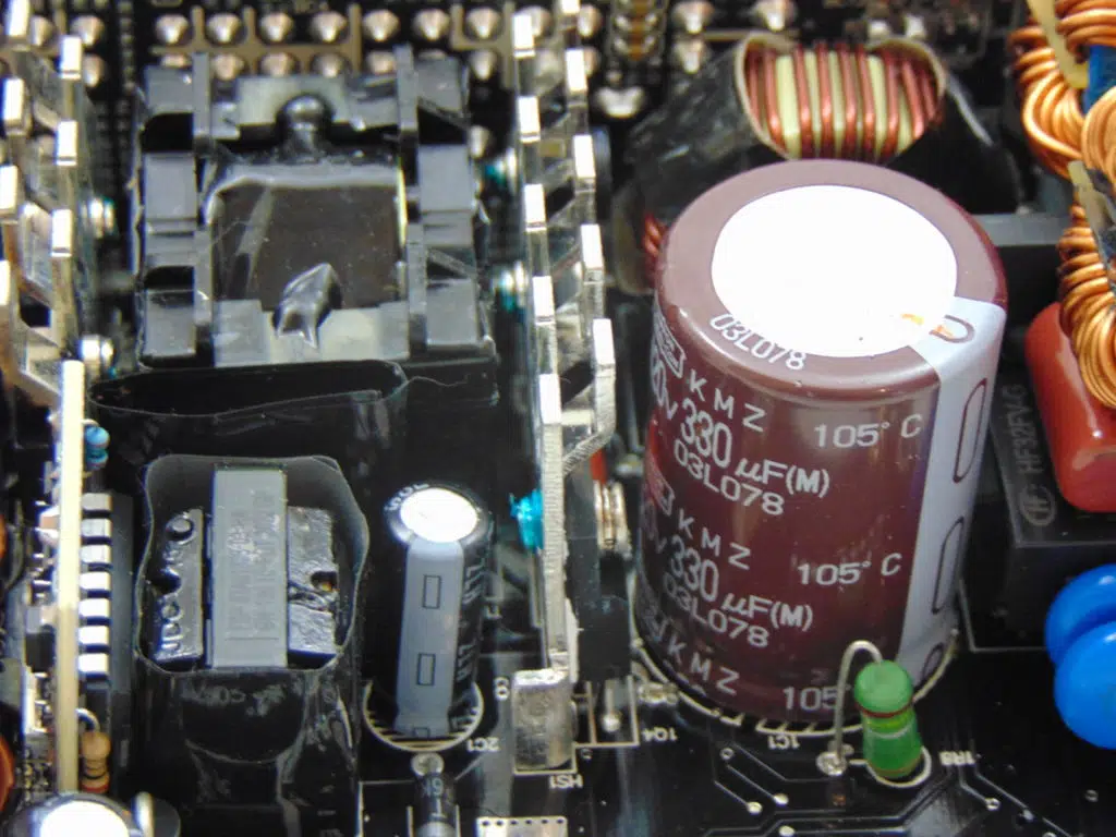 FSP DAGGER PRO 550W SFX Power Supply capacitors