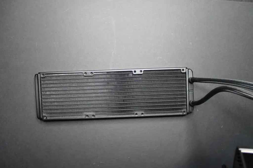 MSI MEG CORELIQUID S360 radiator side view