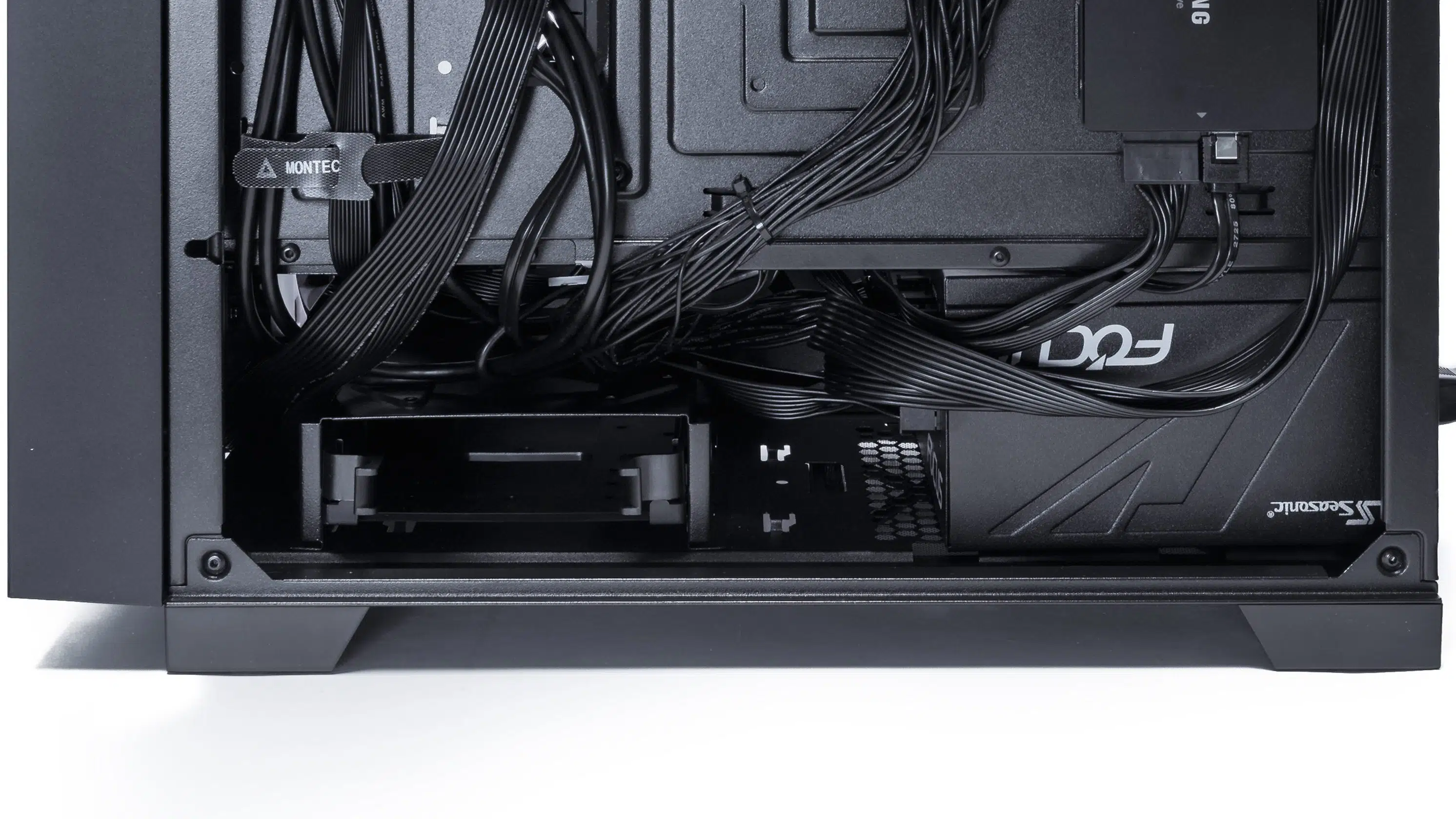 MONTECH AIR 1000 LITE Case Back of Case PSU Space