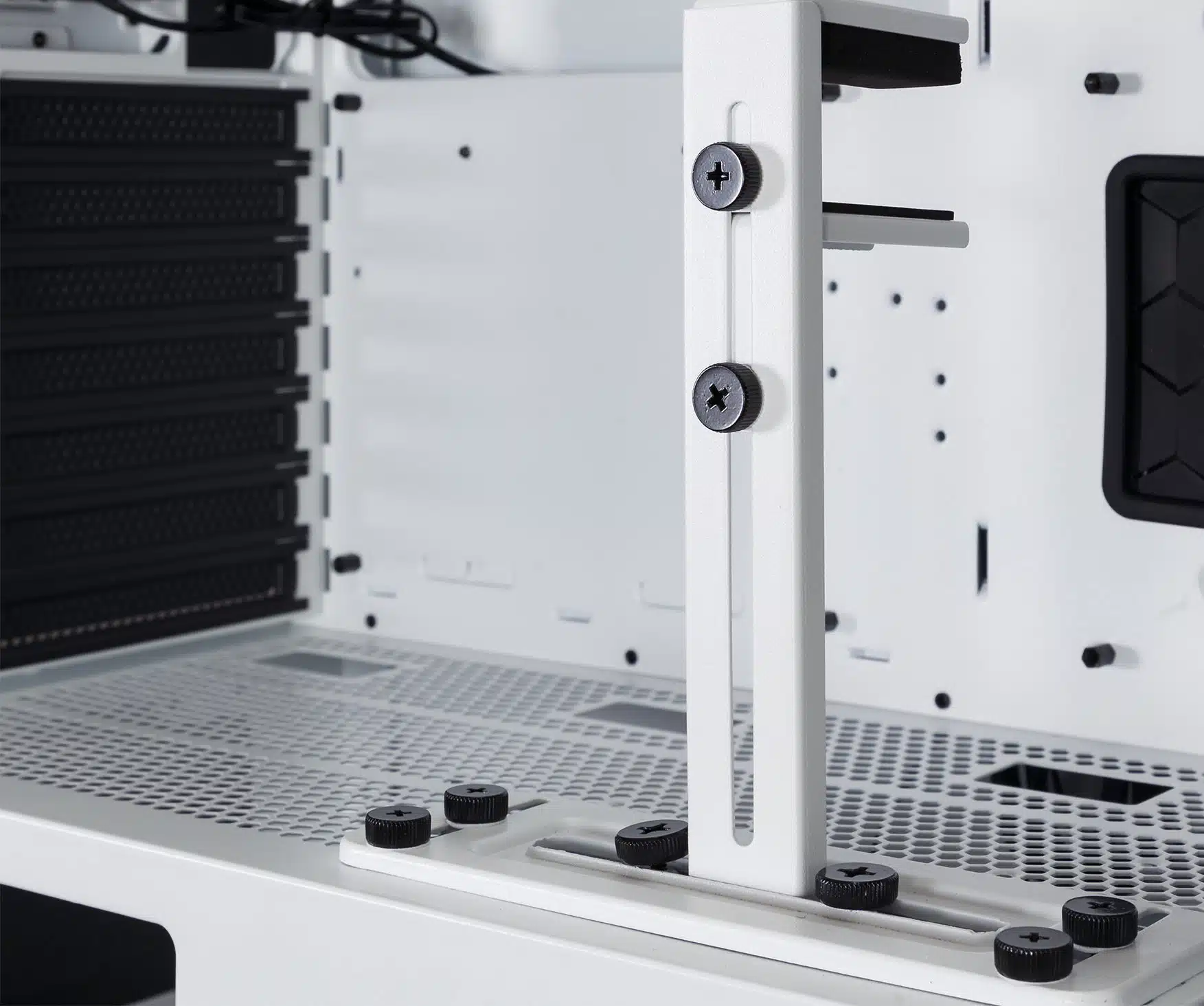 Thermaltake H700 TG Snow Edition GPU support