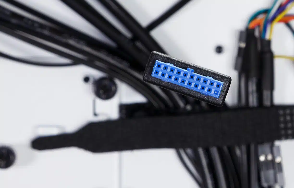 Thermaltake H700 TG Snow Edition USB 3 internal cable