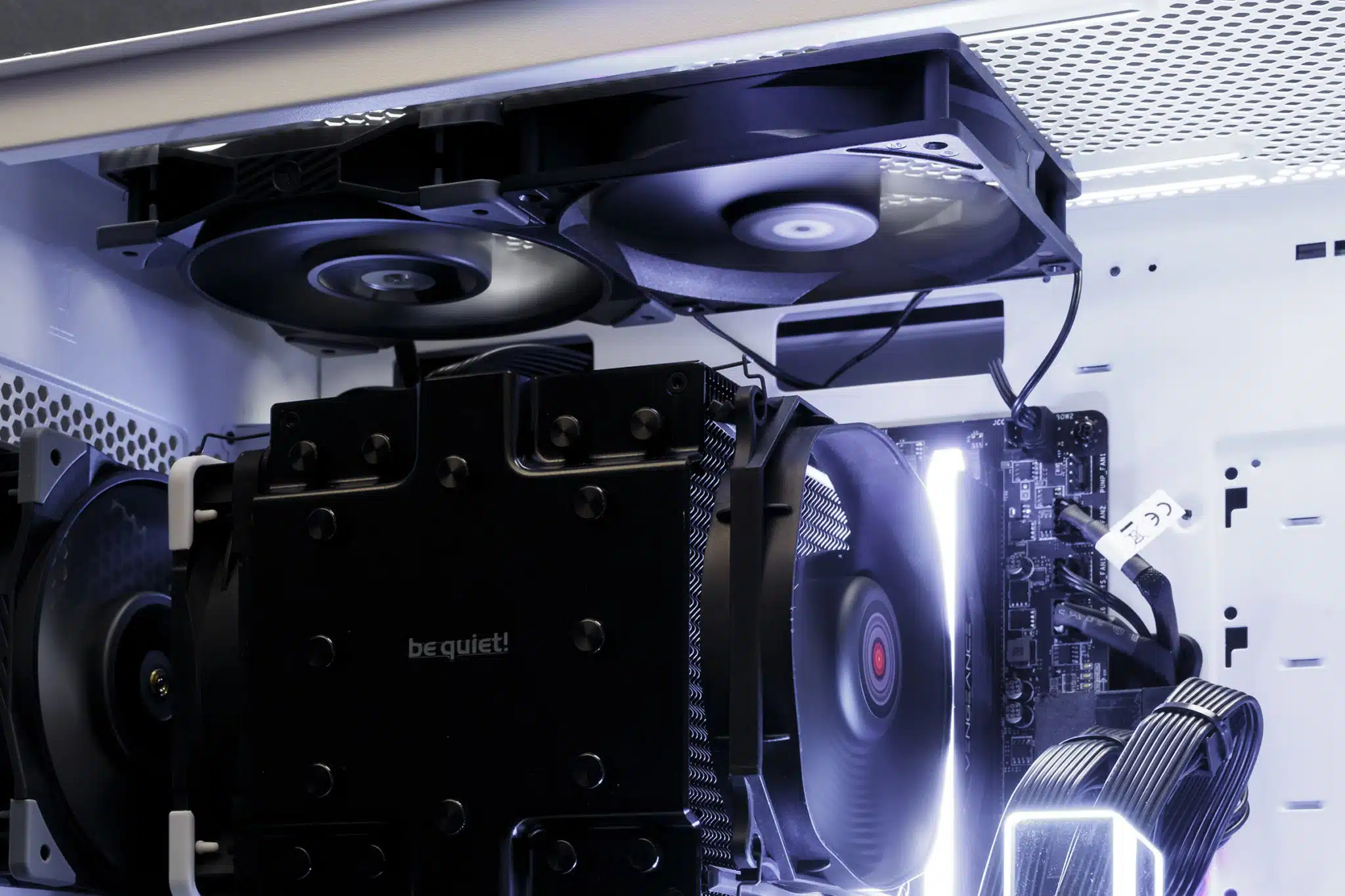 Thermaltake H700 TG Snow Edition internals close up