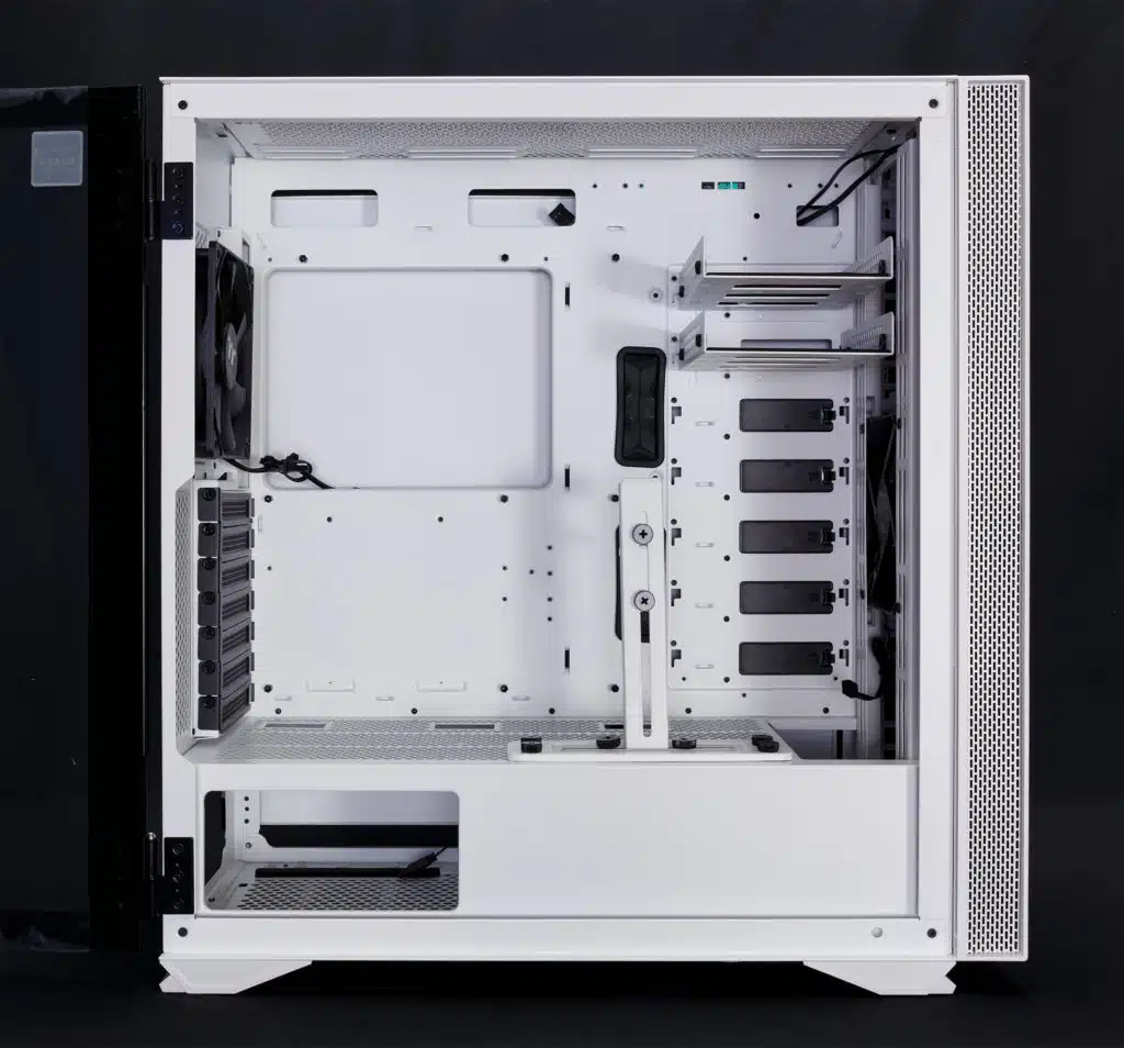 Thermaltake H700 TG Snow Edition left side