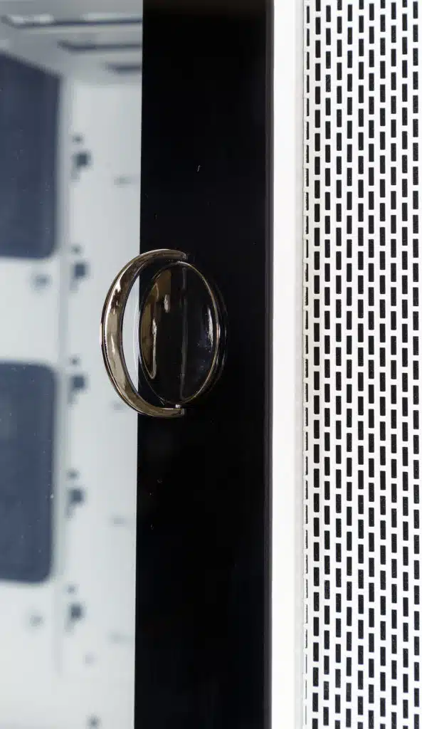 Thermaltake H700 TG Snow Edition left side panel handle