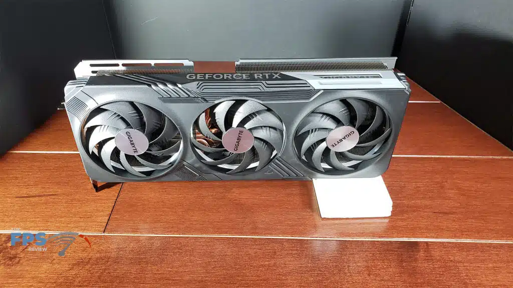 GIGABYTE GeForce RTX 4070 Ti GAMING OC: card standing