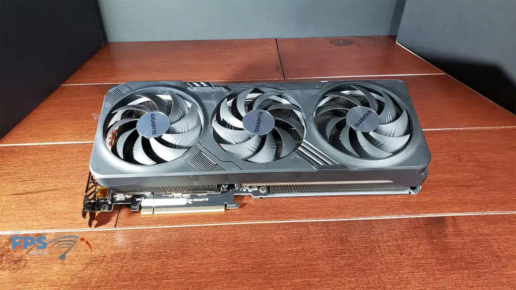 GIGABYTE GeForce RTX 4070 Ti GAMING OC: card top fan design