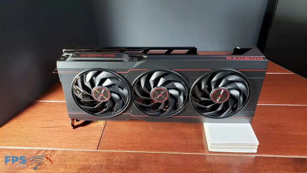 SAPPHIRE PULSE AMD Radeon RX 7900 XT: card standing