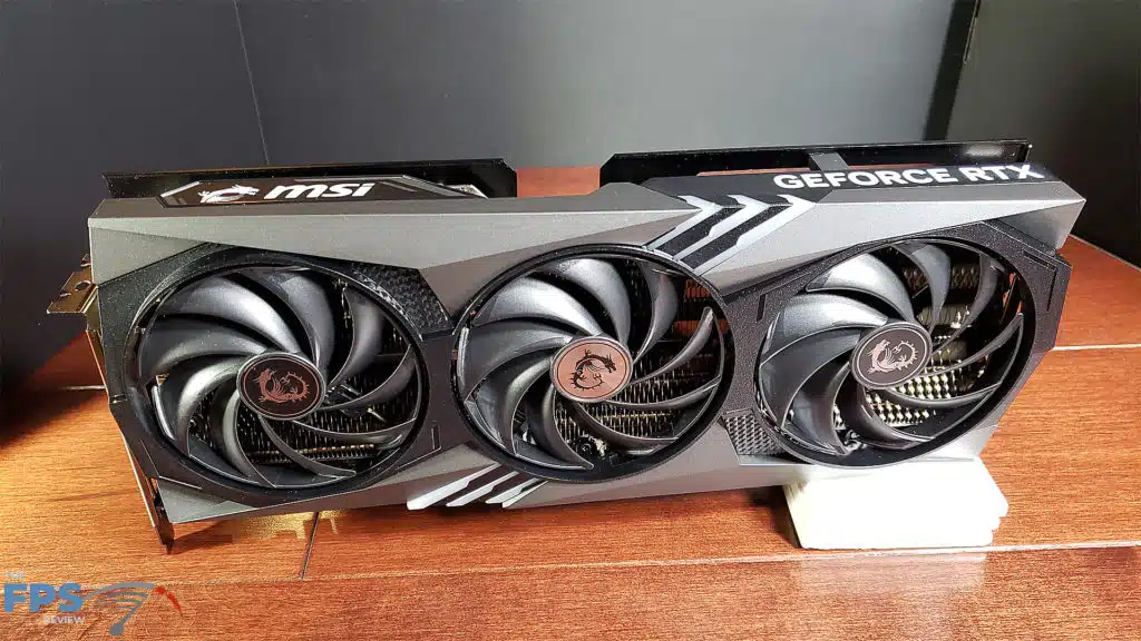 MSI GeForce RTX 4070 GMING X Trio 12G : card, standing