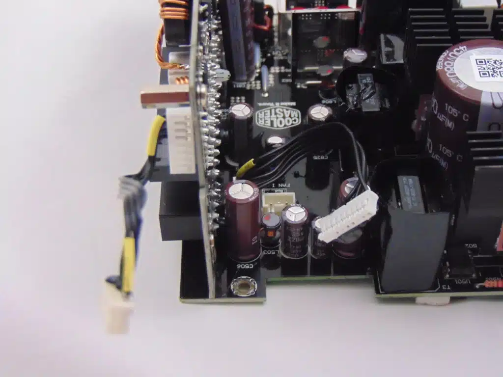 Cooler Master XG PLUS 850 Platinum fan connectors