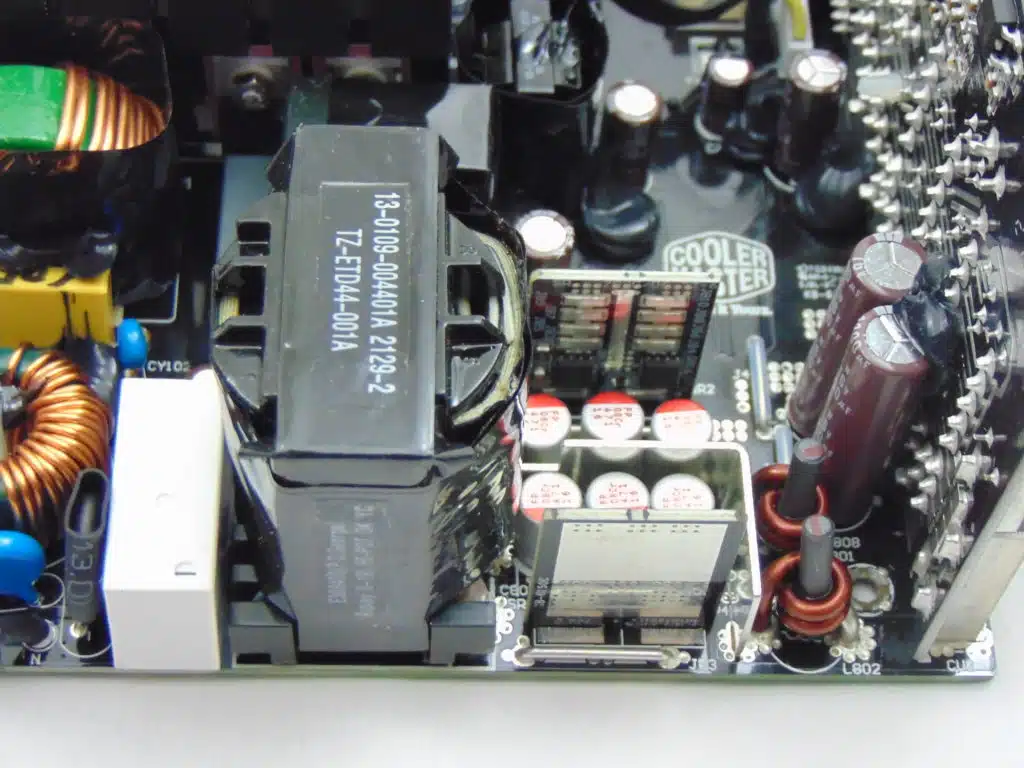 Cooler Master XG PLUS 850 Platinum secondary side power components and caps