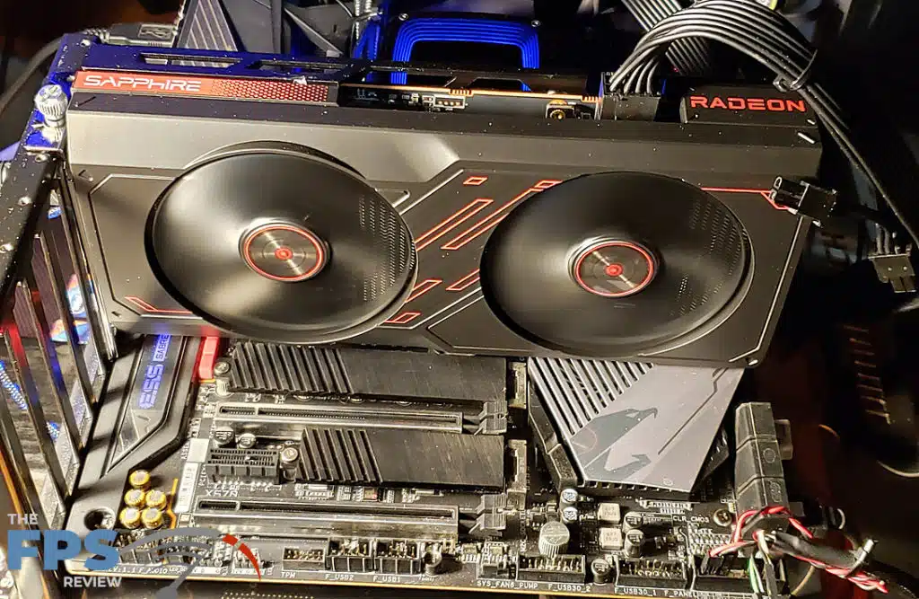 SAPPHIRE PULSE AMD Radeon RX 7600 GAMING OC: card in PC_3