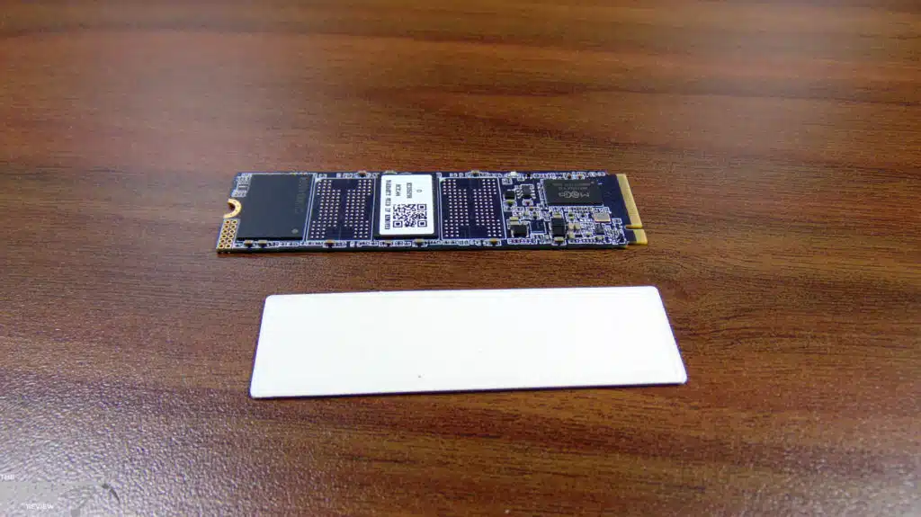 Netac NV7000-t 1TB PCIe Gen4 M.2 NVMe SSD SSD and Underneath Heat Spreader