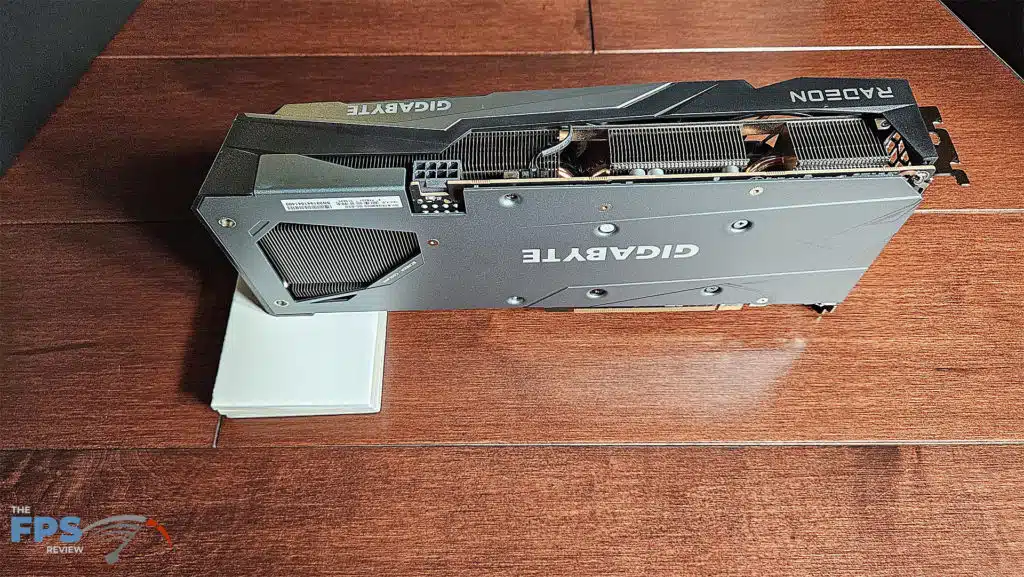 GIGABYTE Radeon RX 7600 GAMING OC:card standing