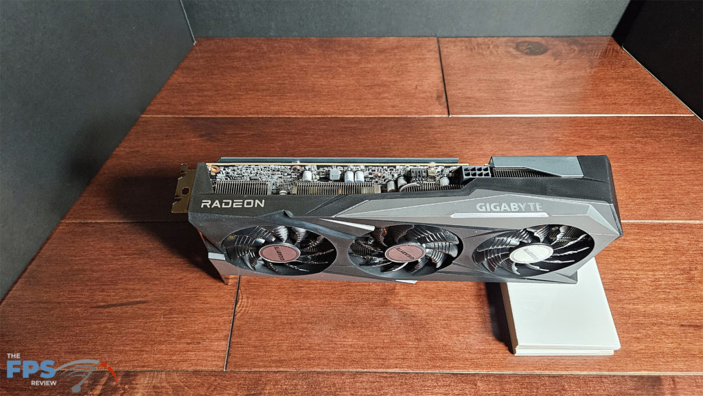 GIGABYTE Radeon RX 7600 GAMING OC: card standing top view