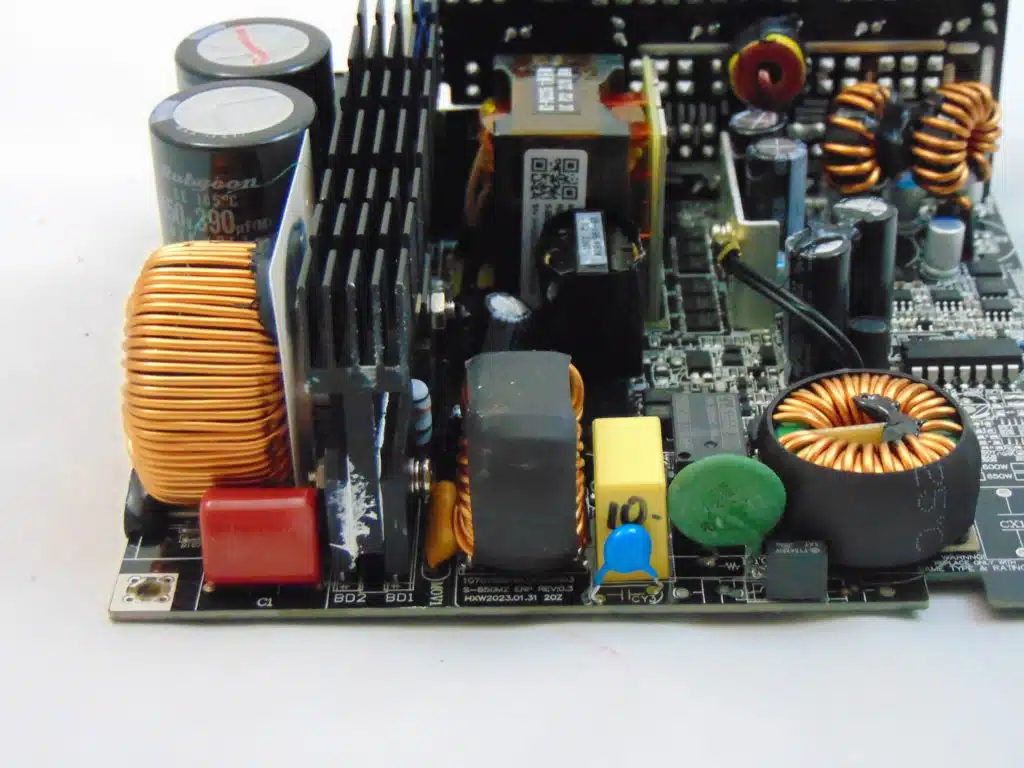 Enermax REVOLUTION D.F. X 1050W input filtering on PCB