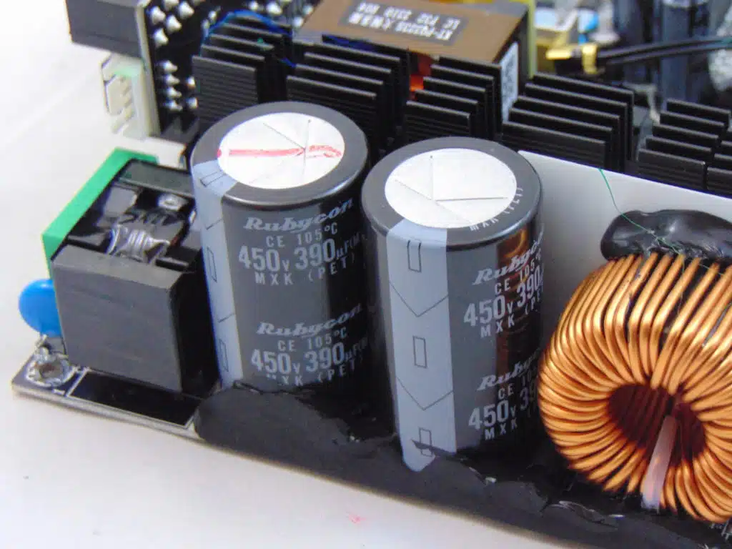 Enermax REVOLUTION D.F. X 1050W primary caps