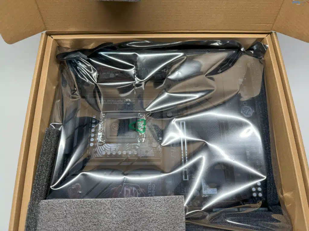 ASRock Phantom Gaming Z790 RIPTIDE WIFI box open