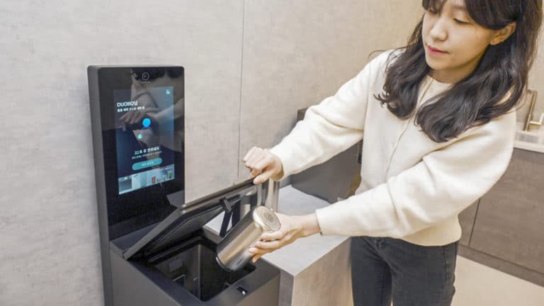 LG Unveils Tumbler Washer with Display Panel That Can Clean Cups in 30 Seconds