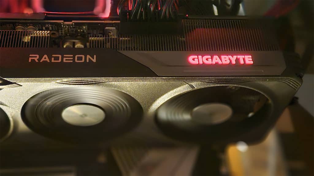 GIGABYTE Radeon RX 7600 XT Gaming OC: closeup-red