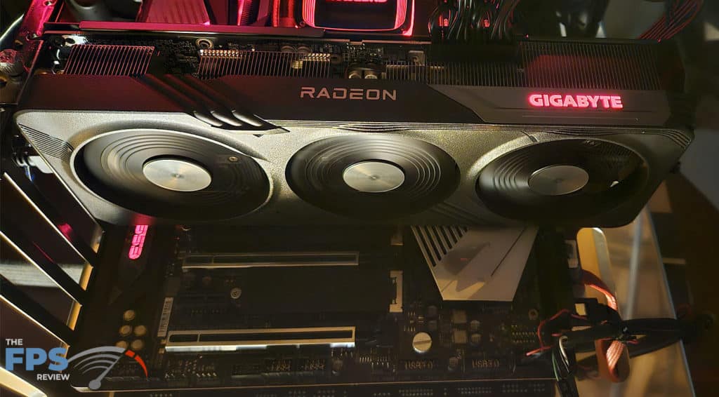 GIGABYTE Radeon RX 7600 XT Gaming OC: in PC-red