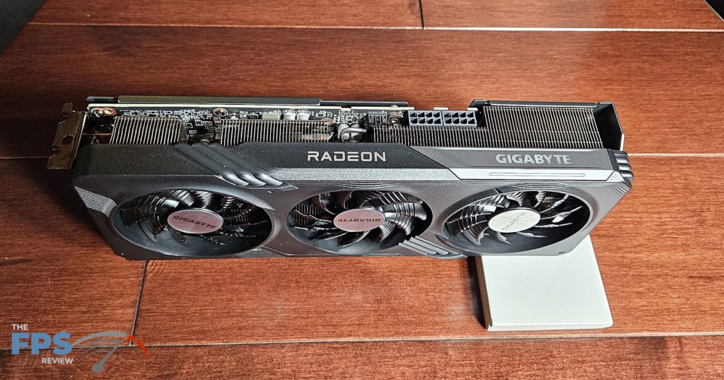 GIGABYTE Radeon RX 7600 XT Gaming OC: heatsink down looking