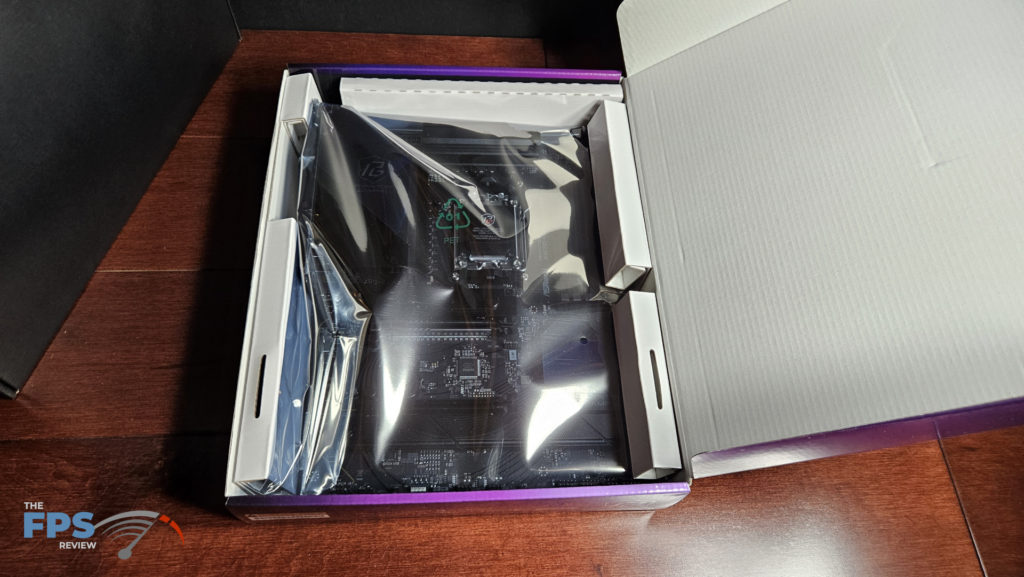 ASRock Phantom Gaming X870 RIPTIDE WiFi: box open