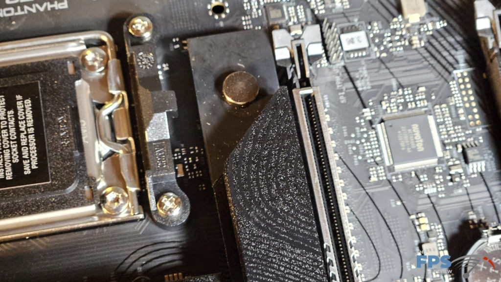 ASRock Phantom Gaming X870 RIPTIDE WiFi: M.2 primary heatsink latch