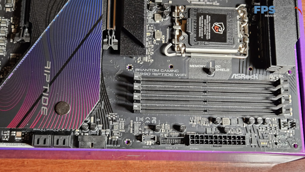 ASRock Phantom Gaming Z890 RIPTIDE WiFi: board right side