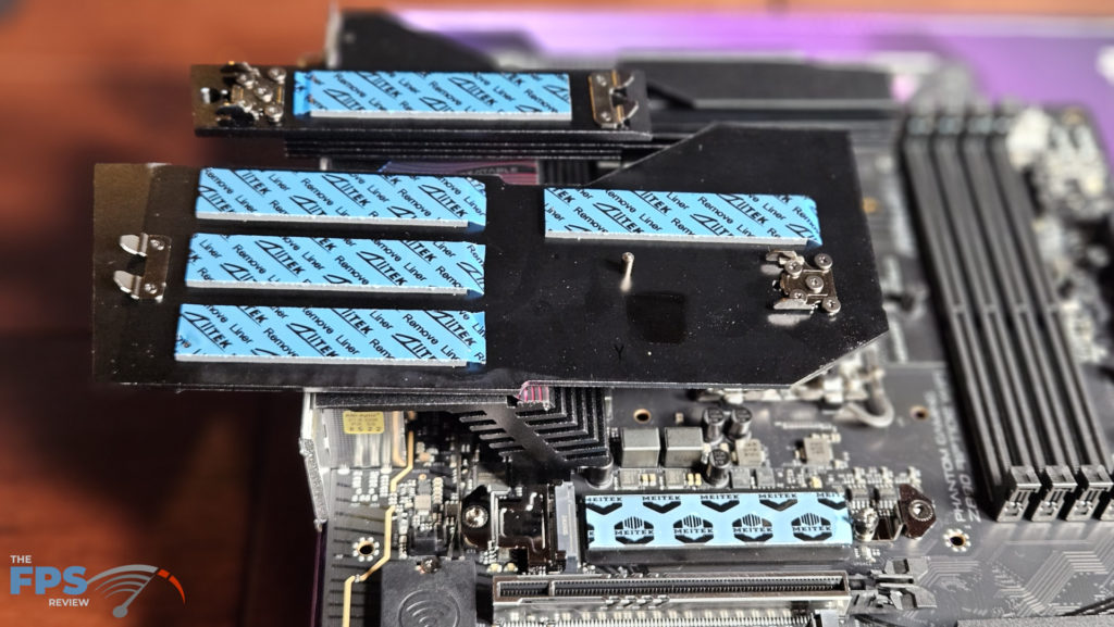 ASRock Phantom Gaming Z890 RIPTIDE WiFi: M.2 covers off