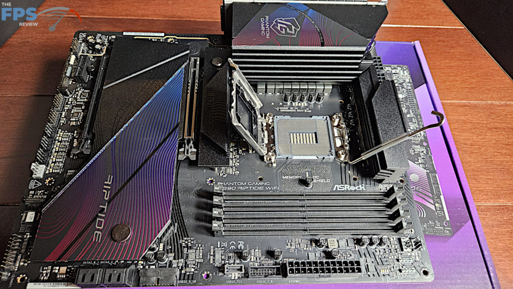 ASRock Phantom Gaming Z890 RIPTIDE WiFi: open socket