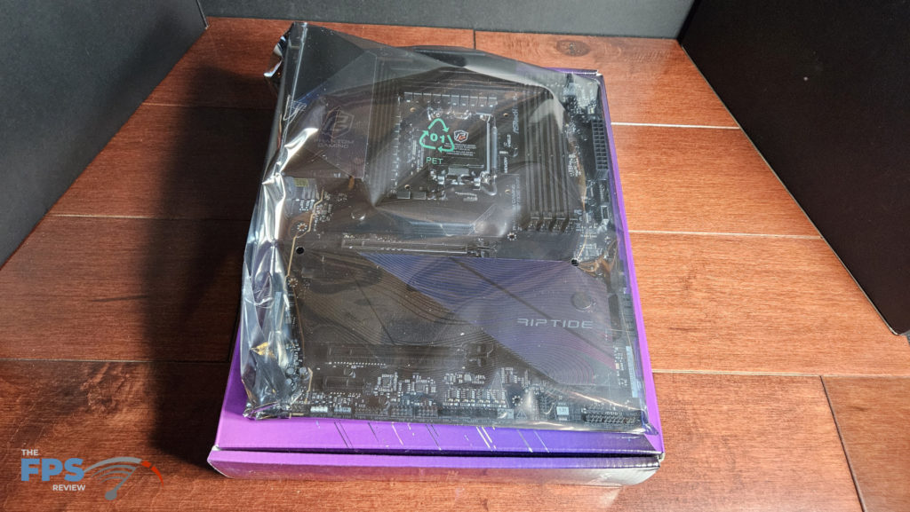 ASRock Phantom Gaming Z890 RIPTIDE WiFi: box in bag
