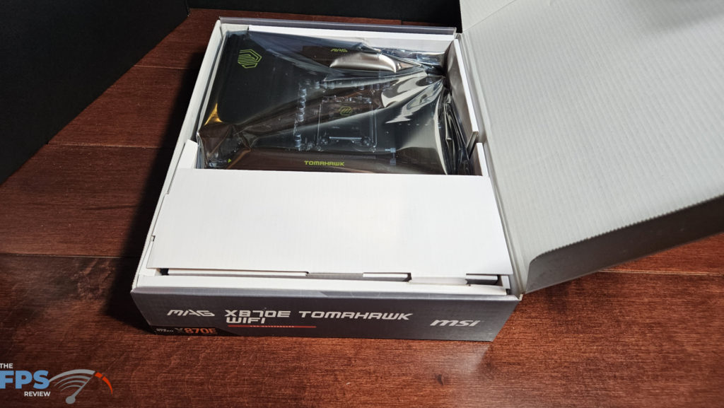 MSI MAG X870E TOMAHAWK WiFi motherboard: box open1