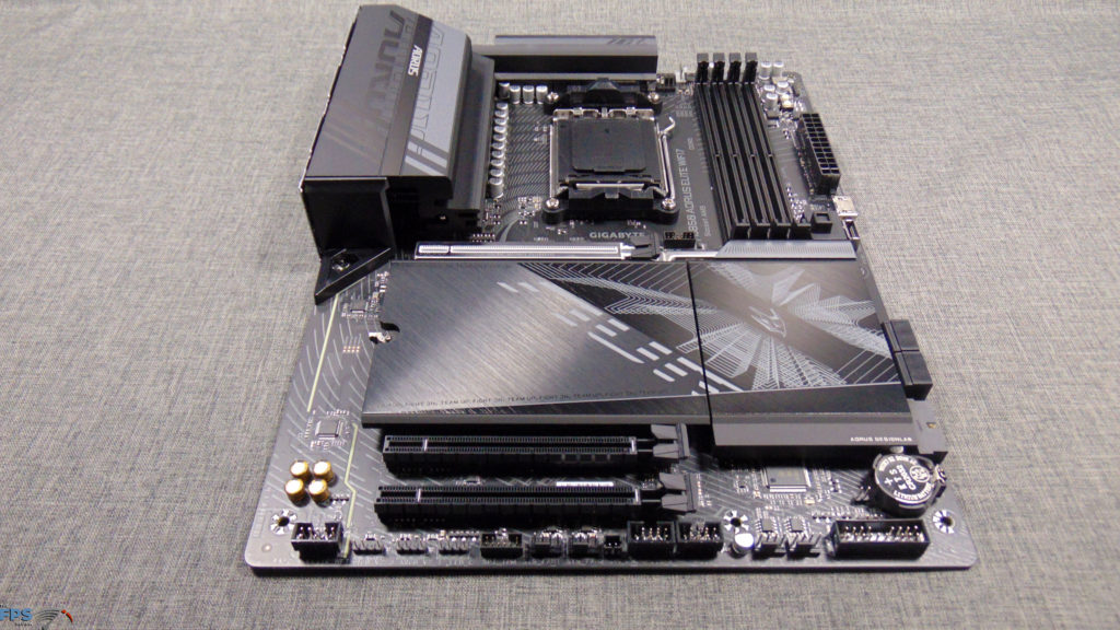 GIGABYTE B850 AORUS ELITE WIFI7 Top Angled View