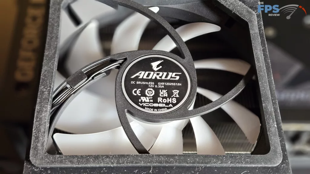 GIGABYTE AORUS GeForce RTX 5080 MASTER : extra fan