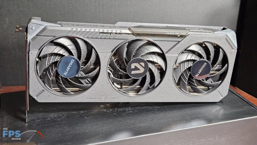 GIGABYTE GeForce RTX 5060 GAMING OC 8G: card standing