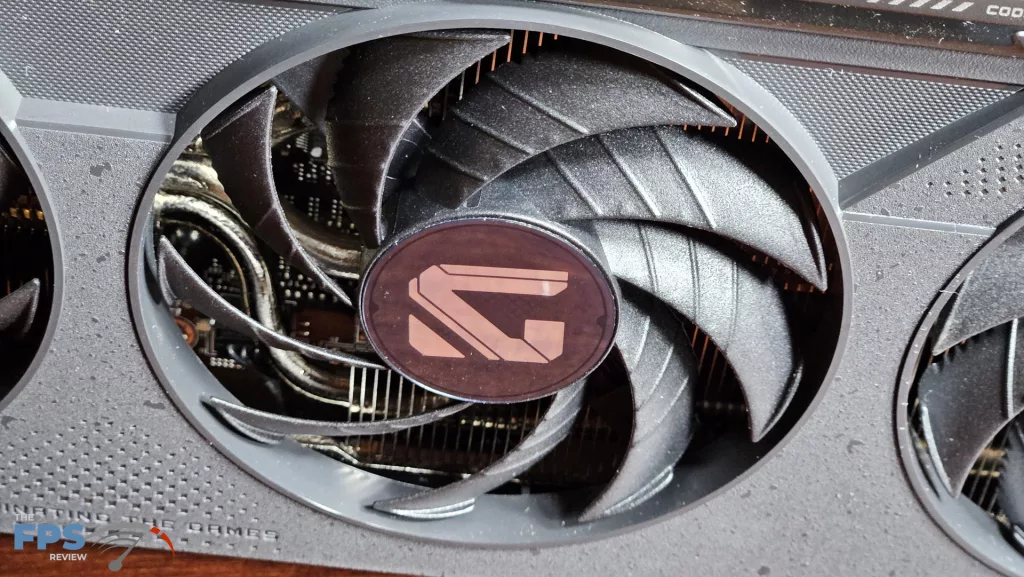 GIGABYTE GeForce RTX 5060 GAMING OC 8G: fan close