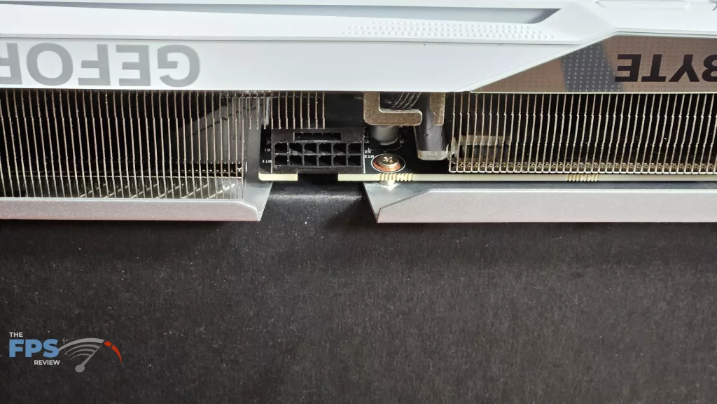 GIGABYTE GeForce RTX 5070 EAGLE OC ICE SFF 12G : connector