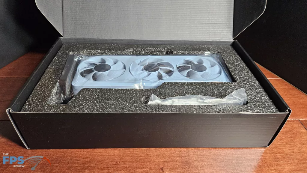 GIGABYTE GeForce RTX 5070 EAGLE OC ICE SFF 12G :box open