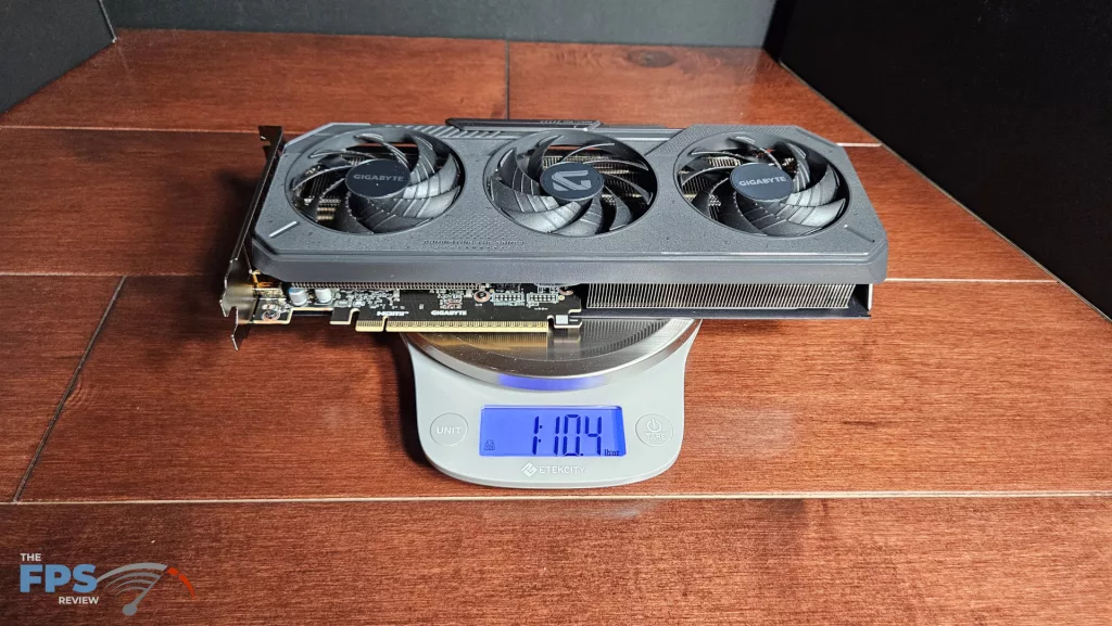 GIGABYTE GeForce RTX 5060 GAMING OC 8G: weight