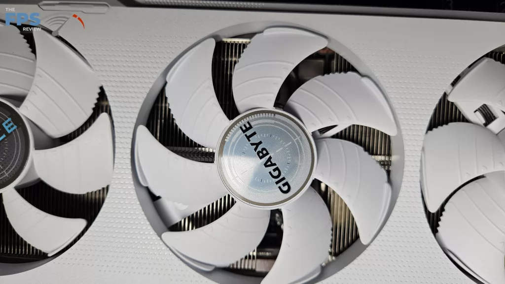 GIGABYTE GeForce RTX 5070 EAGLE OC ICE SFF 12G : fans closeup