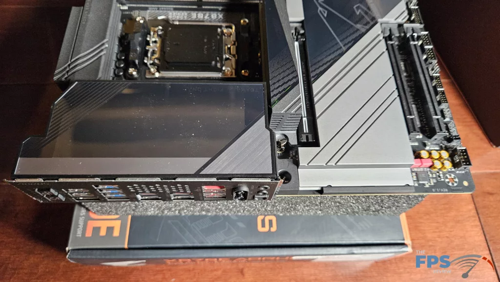 GIGABYTE X870E AORUS MASTER: left edge
