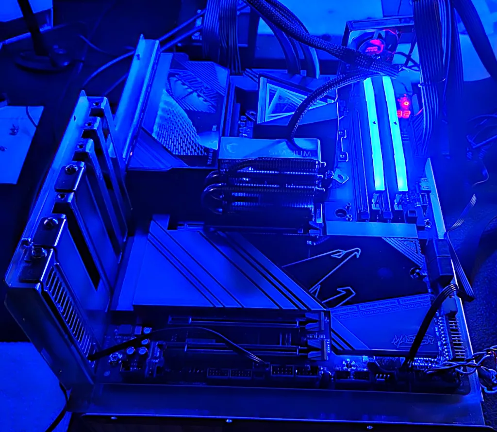 GIGABYTE X870E AORUS MASTER: RGB-1