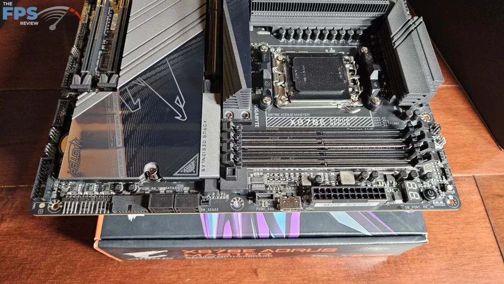 GIGABYTE X870E AORUS MASTER: right edge
