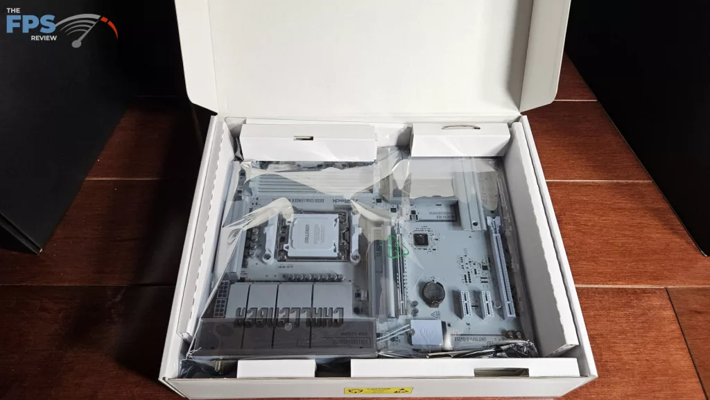 ASRock B850 CHALLENGER WiFi WHITE: box open-1