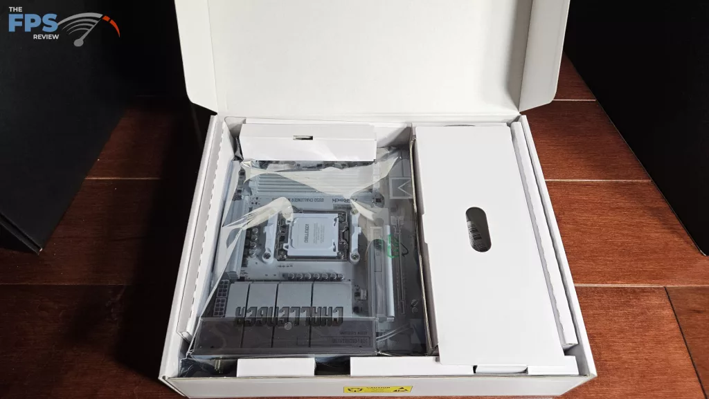 ASRock B850 CHALLENGER WiFi WHITE: box open-2