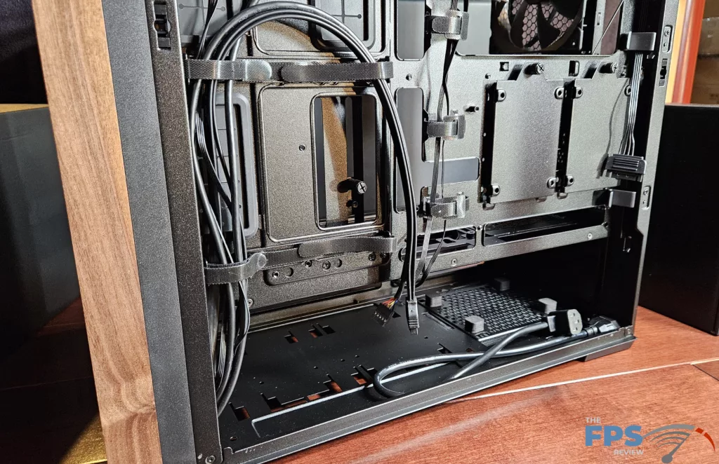 LIAN LI LANCOOL 217:PSU compartment